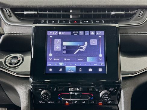 Used 2023 Jeep Grand Cherokee Altitude image 23