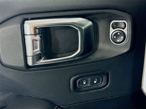 Used 2025 Jeep Wrangler Unlimited Sahara AWD/4WD image 11
