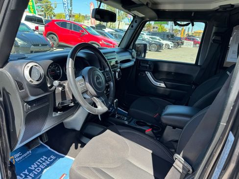 Used 2018 Jeep Wrangler Unlimited Rubicon w/ Connectivity Group image 10