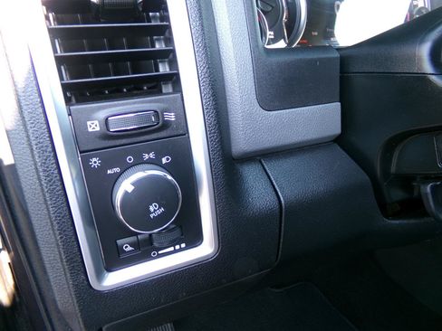 Used 2017 RAM 1500 Classic SLT w/ SLT Plus D←cor Group AWD/4WD image 14