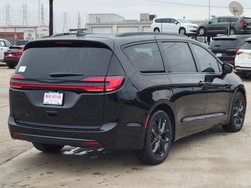New 2026 Chrysler Pacifica Limited image 5