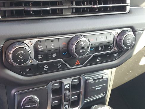 Used 2024 Jeep Wrangler Sahara image 26