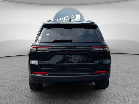 Used 2023 Jeep Grand Cherokee Altitude AWD/4WD image 5