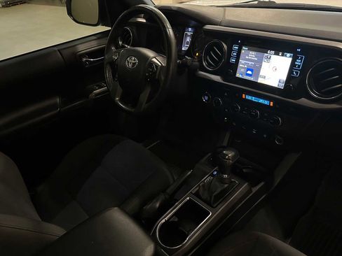 Used 2017 Toyota Tacoma TRD Off-Road image 29