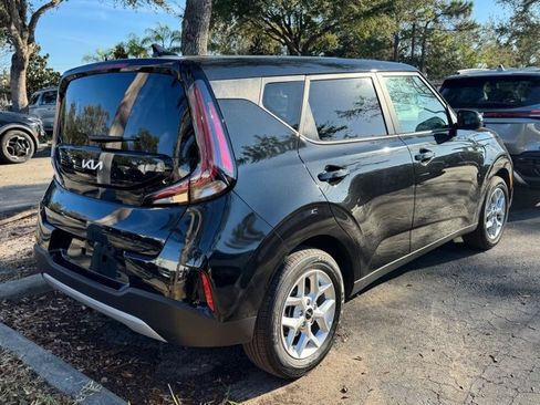 Certified 2025 Kia Soul LX image 3