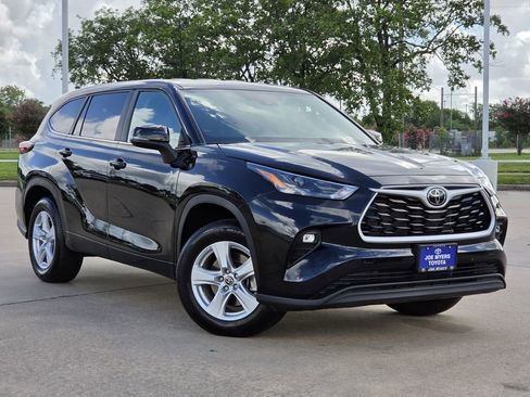 Used 2025 Toyota Highlander LE FWD image 2