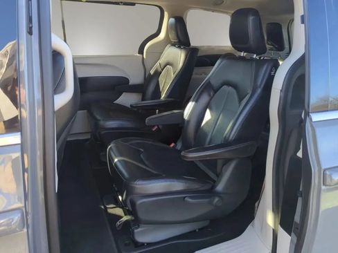 Used 2020 Chrysler Pacifica Touring-L FWD image 23