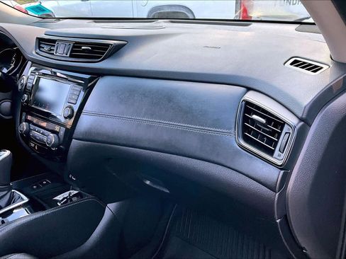 Used 2018 Nissan Rogue SL w/ Premium Package image 18