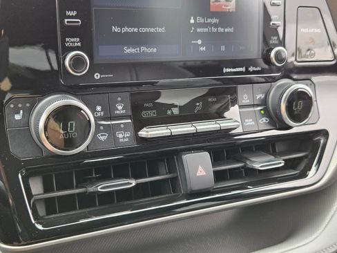 Used 2022 Toyota Highlander XLE FWD image 23