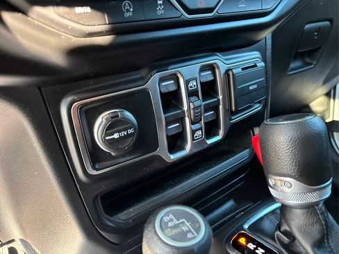 Certified 2021 Jeep Gladiator Willys image 32