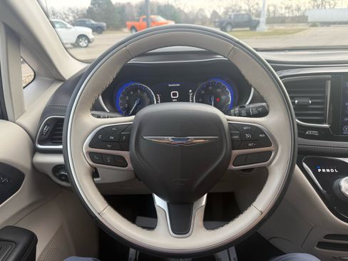 Used 2017 Chrysler Pacifica Limited image 14