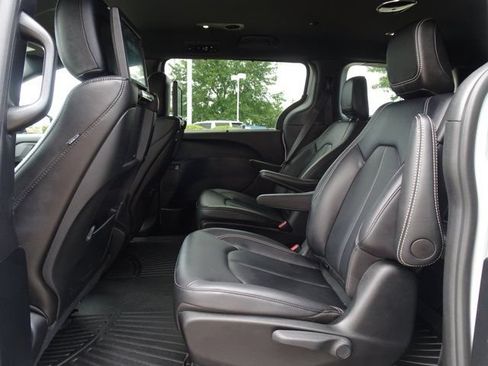 Used 2024 Chrysler Pacifica Limited w/ Uconnect Theater Family Group FWD image 16