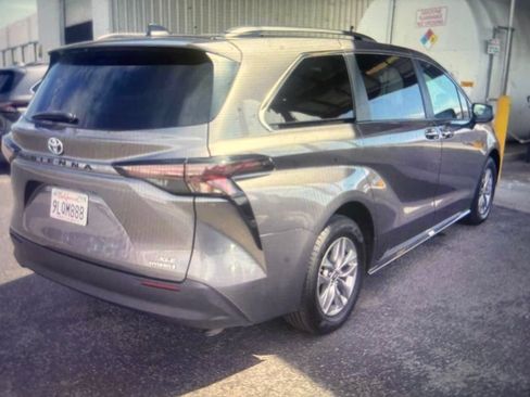 Used 2024 Toyota Sienna XLE FWD image 2