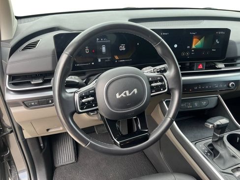 Used 2025 Kia Carnival FWD image 12