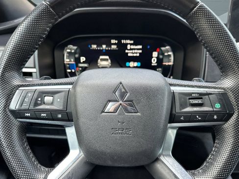 Used 2023 Mitsubishi Outlander SE image 17