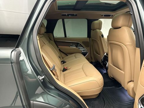 Used 2025 Land Rover Range Rover SE image 4