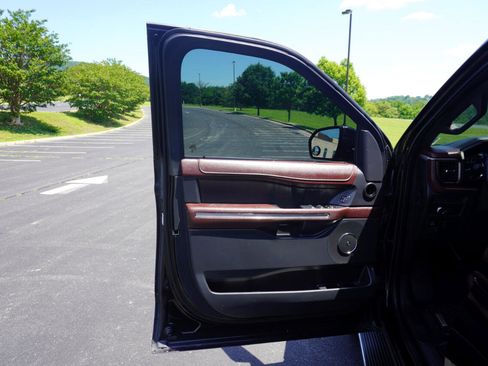 Used 2022 Ford Expedition Max Limited image 12