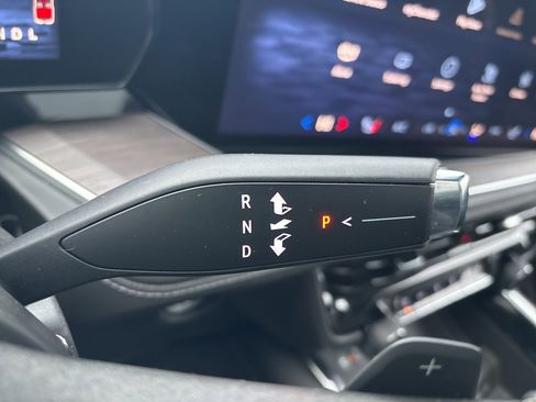 Used 2025 Chevrolet Suburban Z71 w/ Comfort Package image 27