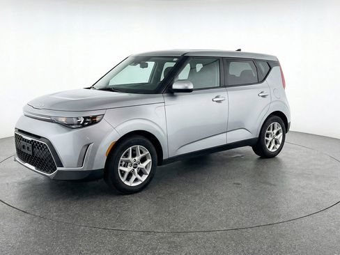 Used 2025 Kia Soul LX w/ LX Technology Package image 3