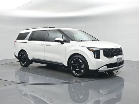 Used 2025 Kia Carnival EX image 6