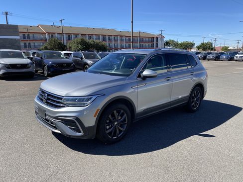 Used 2023 Volkswagen Tiguan SE w/ Panoramic Sunroof Package FWD image 40