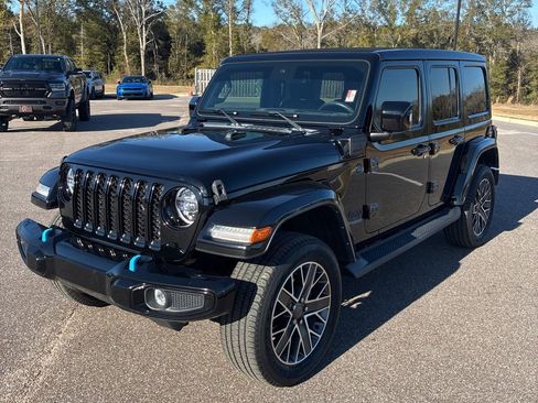 Used 2022 Jeep Wrangler Unlimited Sahara image 3