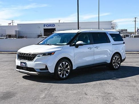 Used 2023 Kia Carnival EX image 3