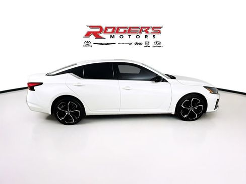 Used 2023 Nissan Altima 2.5 SR AWD/4WD image 9