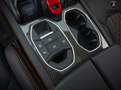 Used 2025 Lamborghini Urus SE image 33