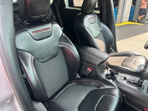 Used 2019 Jeep Cherokee Trailhawk AWD/4WD image 29