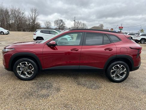 Used 2024 Chevrolet Trax LT w/ Sunroof Package image 2
