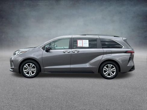 Used 2022 Toyota Sienna XSE w/ XSE Plus Package AWD/4WD image 2