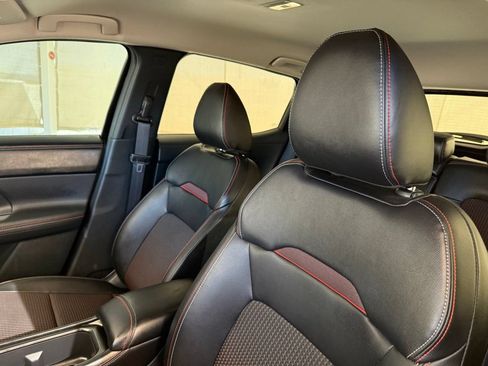 Used 2025 Nissan Kicks SR FWD image 12
