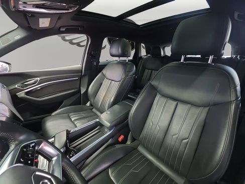 Used 2019 Audi e-tron Prestige w/ Prestige Package image 10