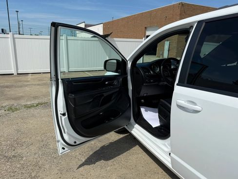 Used 2018 Dodge Grand Caravan SXT w/ Driver Convenience Group FWD image 17