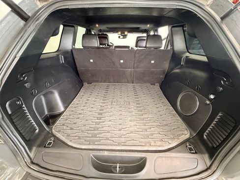 Used 2022 Jeep Grand Cherokee Altitude AWD/4WD image 6