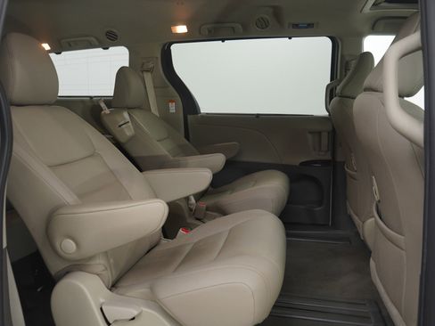Used 2020 Toyota Sienna XLE image 14