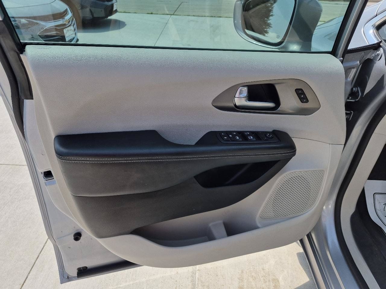 Used 2021 Chrysler Pacifica Touring-L FWD image 15