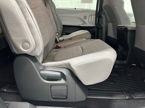 Used 2025 Toyota Sienna LE FWD image 52