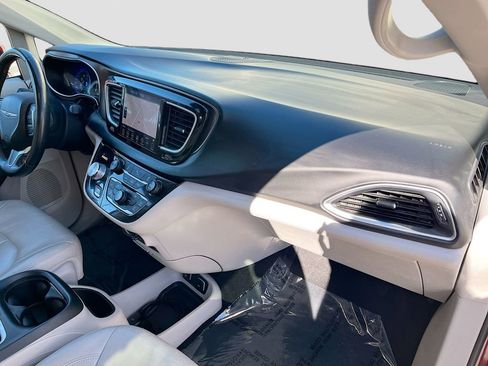 Used 2018 Chrysler Pacifica Touring-L Plus FWD image 31