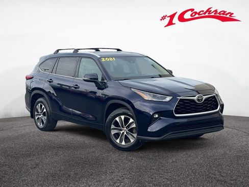 Used 2021 Toyota Highlander XLE AWD/4WD image 1
