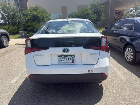Used 2021 Toyota Prius LE FWD image 3