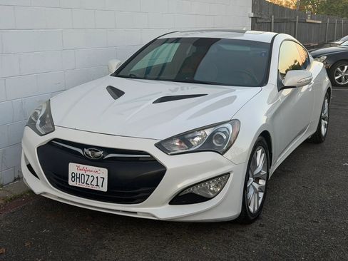 Used 2013 Hyundai Genesis 3.8 image 2