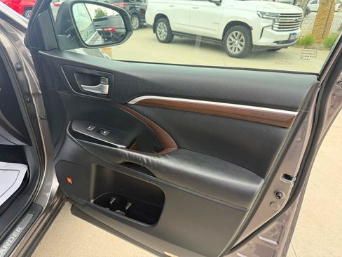 Used 2015 Toyota Highlander Limited AWD/4WD image 17
