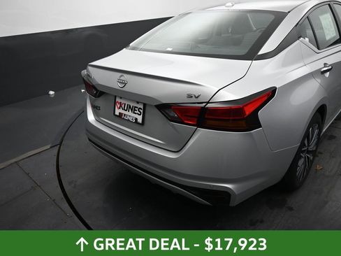 Used 2024 Nissan Altima 2.5 SV FWD image 17