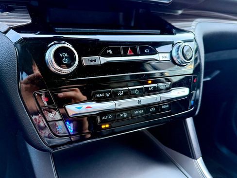 Used 2022 Ford Explorer Limited w/ Equipment Group 301A image 27