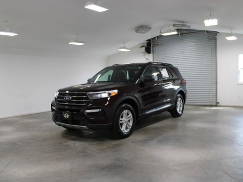 Used 2023 Ford Explorer XLT w/ Equipment Group 202A AWD/4WD image 4