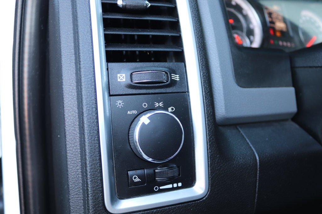 Used 2020 RAM 1500 Classic SLT AWD/4WD image 25