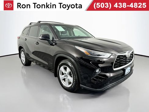 Used 2021 Toyota Highlander LE FWD image 1