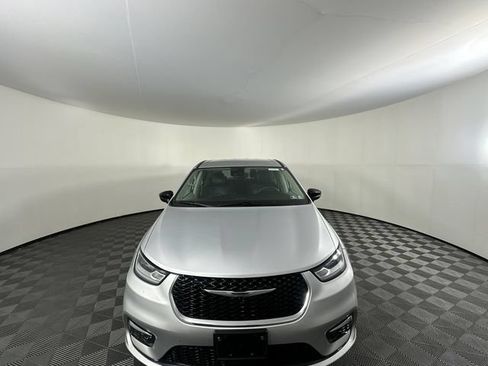 Certified 2024 Chrysler Pacifica Touring-L FWD image 3